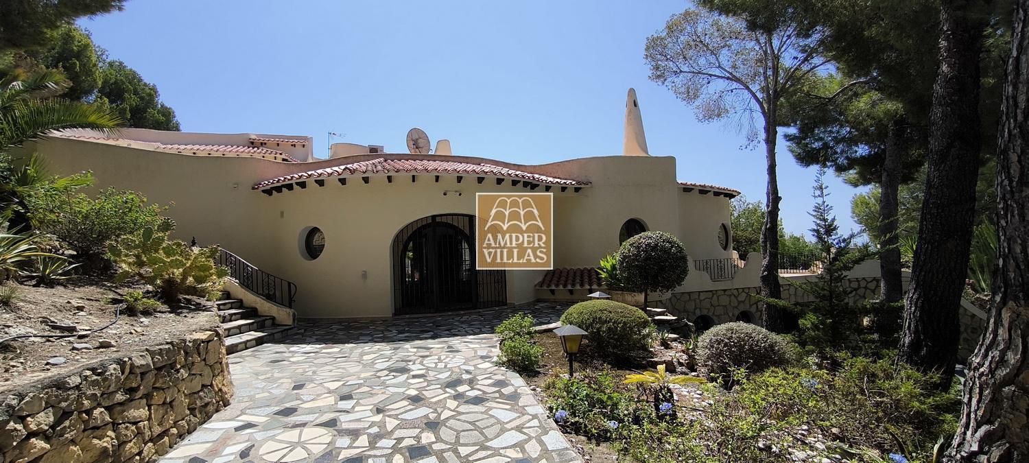 Fantástica villa con gran parcela, con privacidad y vistas al mar.